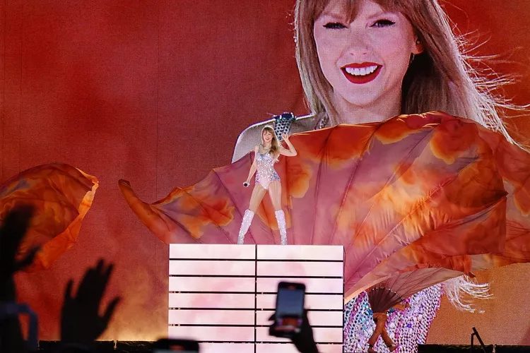 Taylor Swift Returns to the Stage in Tampa After Joe Alwyn Breakup News