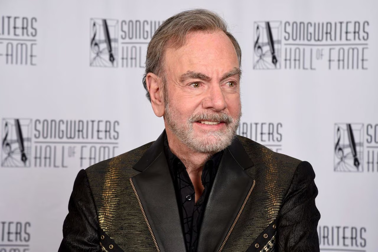 'Sweet Caroline' Singer Neil Diamond Opens Up About Accepting Parkinson's Disease: "I can't really fight this thing"