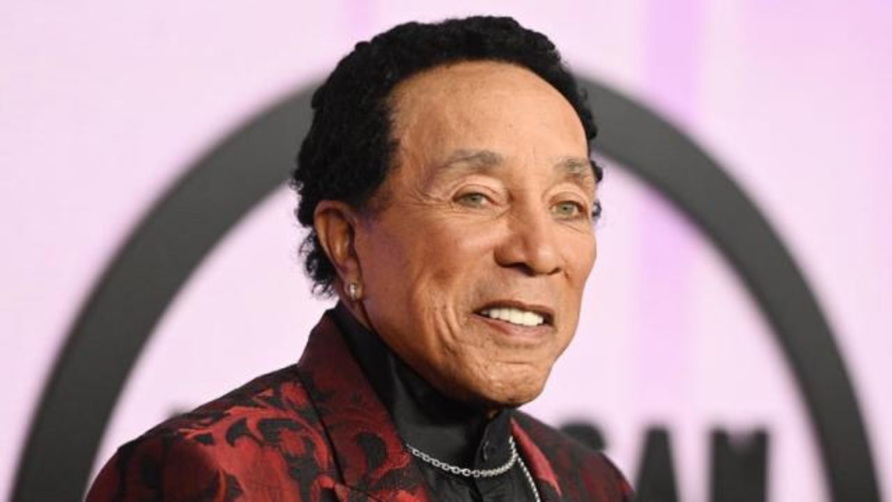 smokey robinson plastic surgery