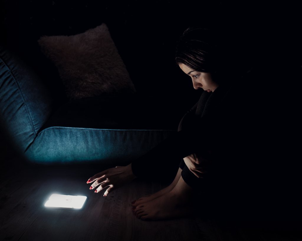 5 Signs of Phone Addiction & How to Deal With It