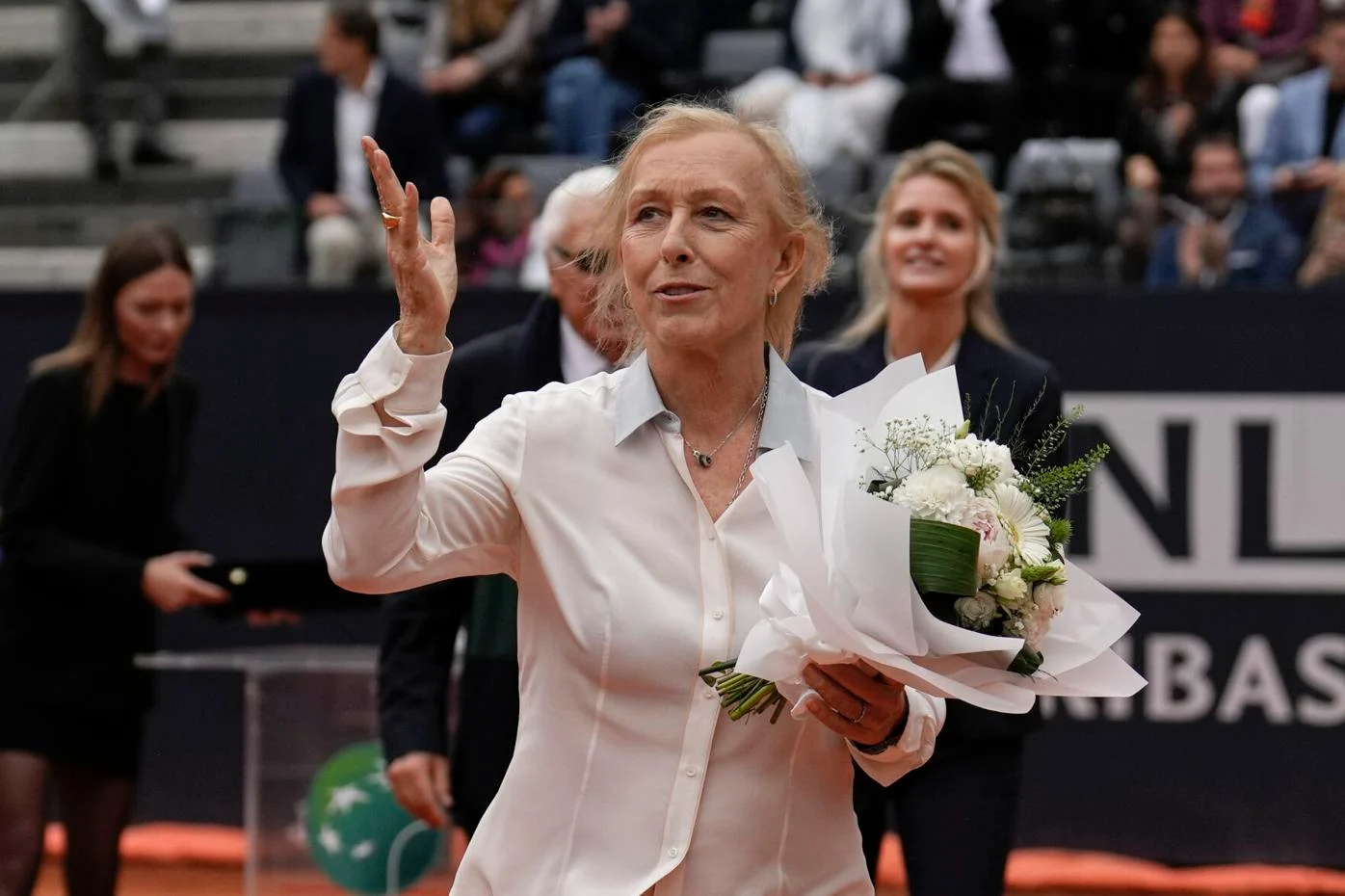 'I Got the All Clear!' says Martina Navratilova in her cancer update.